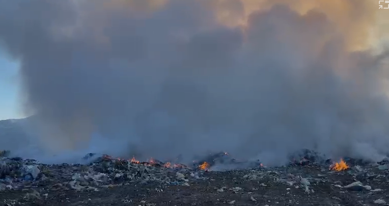 Zjarri në venddepozitimin e mbetjeve në Bulqizë  rrezikohen pyjet dhe banesat