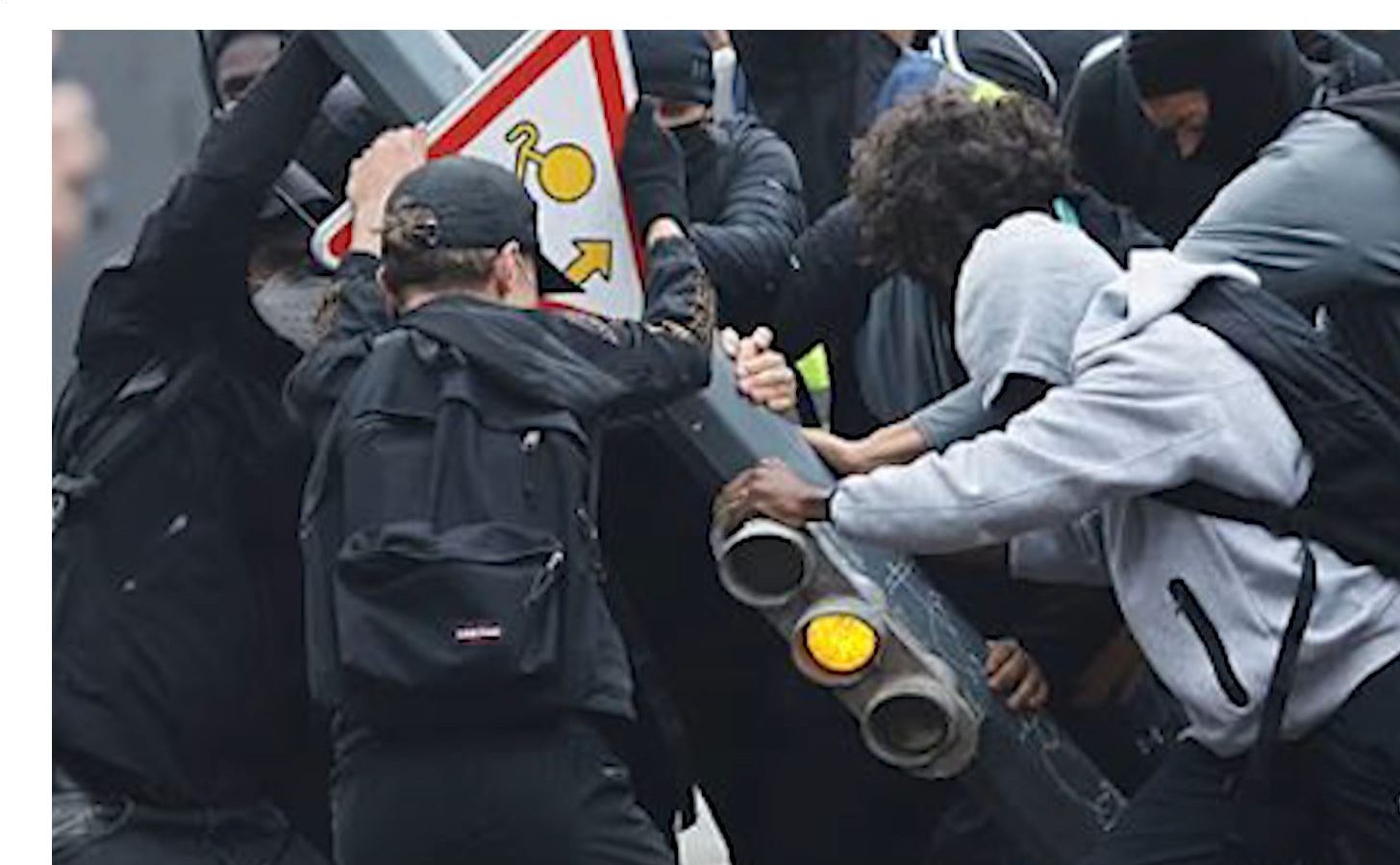 Protestat e studentëve përshkallëzohen në Francë  625 të arrestuar dhe 83 efektivë të plagosur