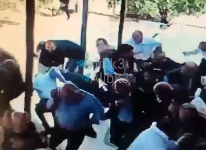 Besimtarët largohen të tmerruar  publikohet momenti i sulmit që vrau shtatë persona në kishën në Jordani  VIDEO 