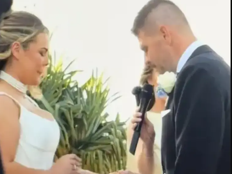Dhëndri ngatërron emrin e nuses me atë të motrës së saj në altar  momenti i sikletshëm bëhet viral  VIDEO 