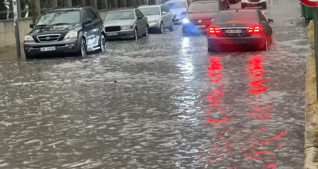 Mjaftojnë pak minuta shi  përmbytet rruga problematike mes dy lagjeve të Bulqizës
