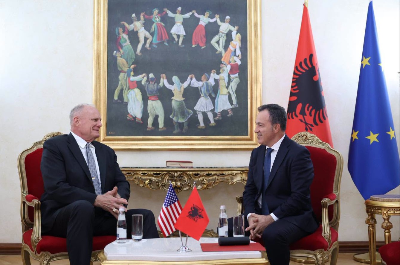 peleshi-pret-ne-kryesine-e-kuvendit-ambasadorin-e-shba-dy-vendet-kane-nje-partneritet-dhe-miqesi-te-ngushte