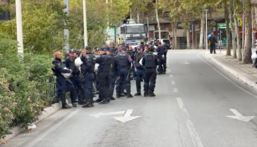 Protesta e opozitës për Territorialen  1500 forca policore në gatishmëri para parlamentit