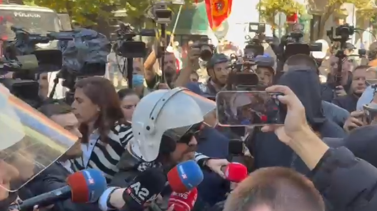  Edhe unë e kam djalin në protestë   komandanti i FNSH së mes protestuesve  Nuk e heq kapelen  duhet të ushqej familjen