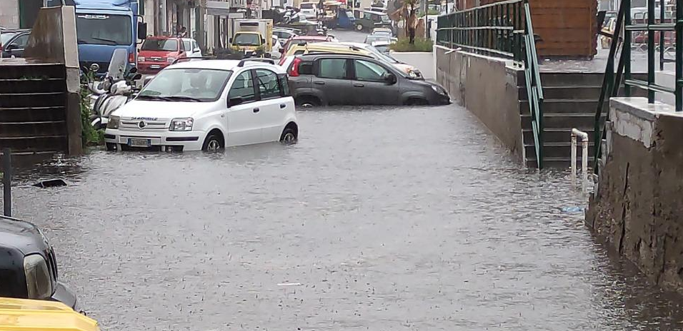 Përmbytje masive në Siçili  stuhia shkakton probleme  Uji dhe balta vërshojnë në rrugë