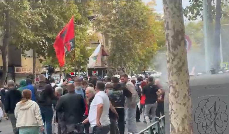 Përshkallëzohen tensionet  protestuesit godasin me vezë  policia u kundërpërgjigjet me gaz lotsjellës