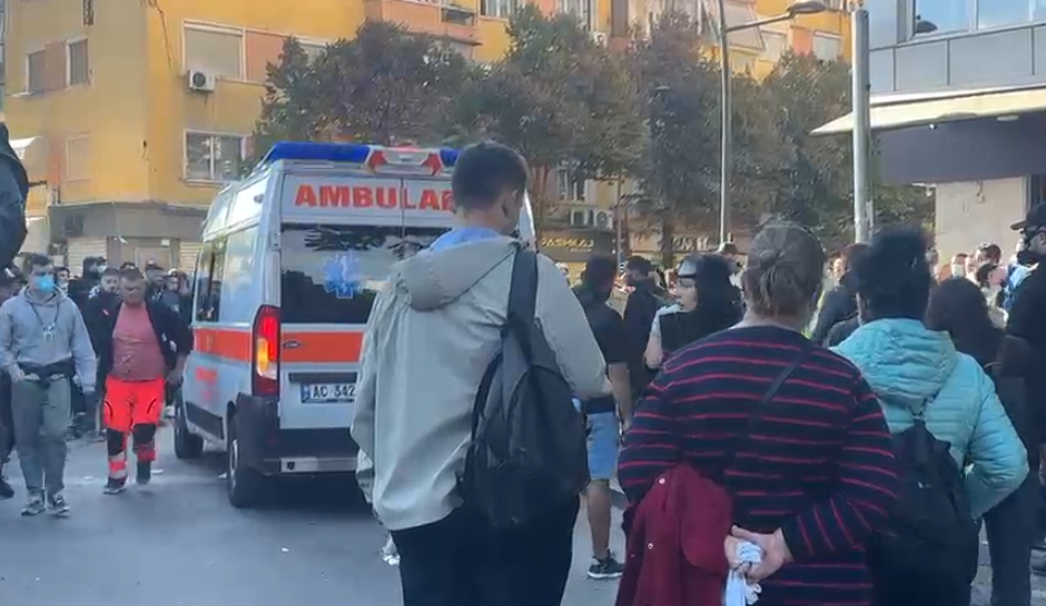 Tre protestues mbërrijnë në QSUT  Ministria e Shëndetësisë jep detaje për gjendjen e tyre