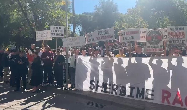 Qytetarët vijnë nga rrethet për të protestuar në Tiranë  janë kundër shkrirjes së bashkive