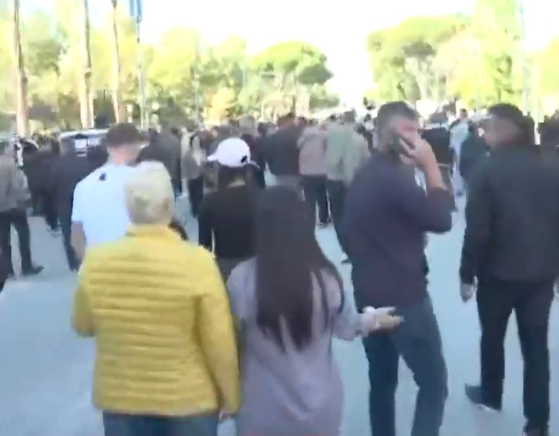 Protesta  deputetët e PD dhe qytetarët nisin marshimin nga Kryeministria drejt Ministrisë së Arsimit