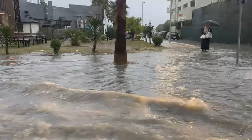 Përmbytje në Durrës  uji  pushton  rrugët dhe trotuaret  vështirësi në qarkullim