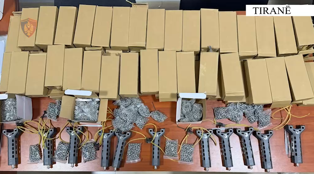 Arrestohet 23 vjeçari në Tiranë  u shiste llastiqe  dronë dhe sfera metalike protestuesve