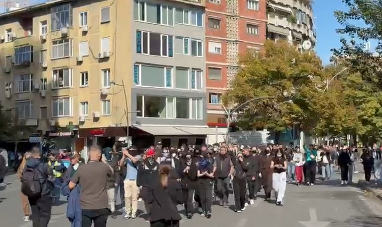 Protesta në Tiranë  Pas tre ditësh në kaos  një grup i vogël të rinjsh mblidhen në qendër  s ka organizim dhe pjesëmarrje