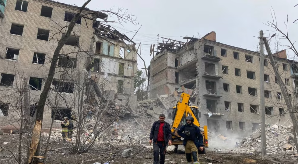 sulmet-ruse-vrasin-civile-dhe-godasin-infrastrukturen-energjetike-te-ukraines