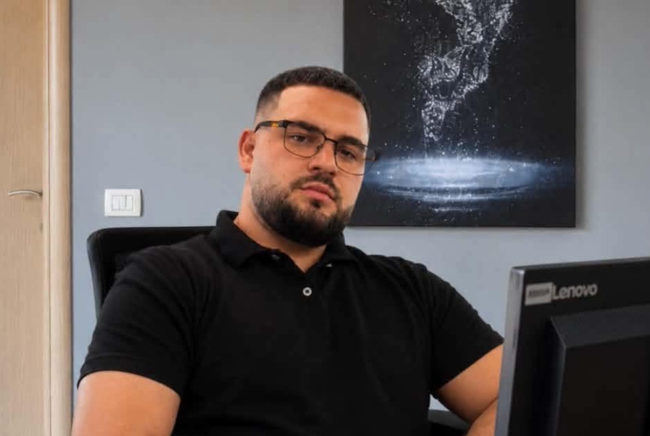 Shpërthim me tritol në Vlorë  dëmtohet makina e administratorit të Shushicës