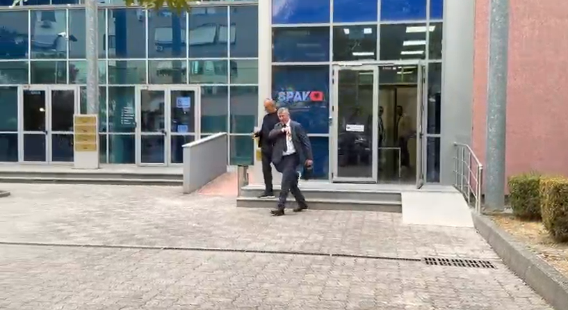 Bashkëshorti i Olta Xhaçkës  Artan Gaçi paraqitet në SPAK  avokati  U pyet si person ndaj të cilit zhvillohen hetime
