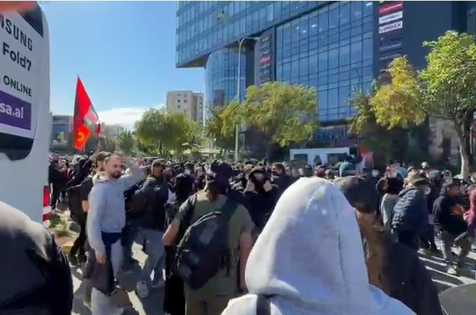 Protestuesit bllokojnë rrugën në  Zogun e Zi   nisin marshimin drejt  21 Dhjetorit 