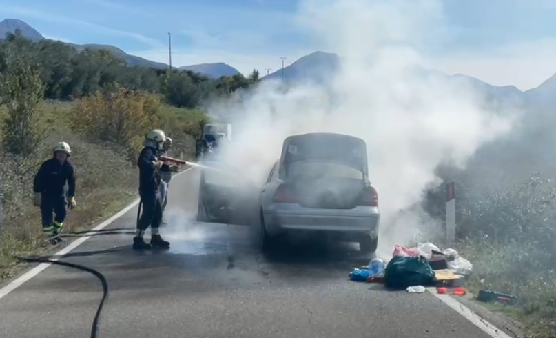 Gramsh  automjeti përfshihet nga flakët në Mashan