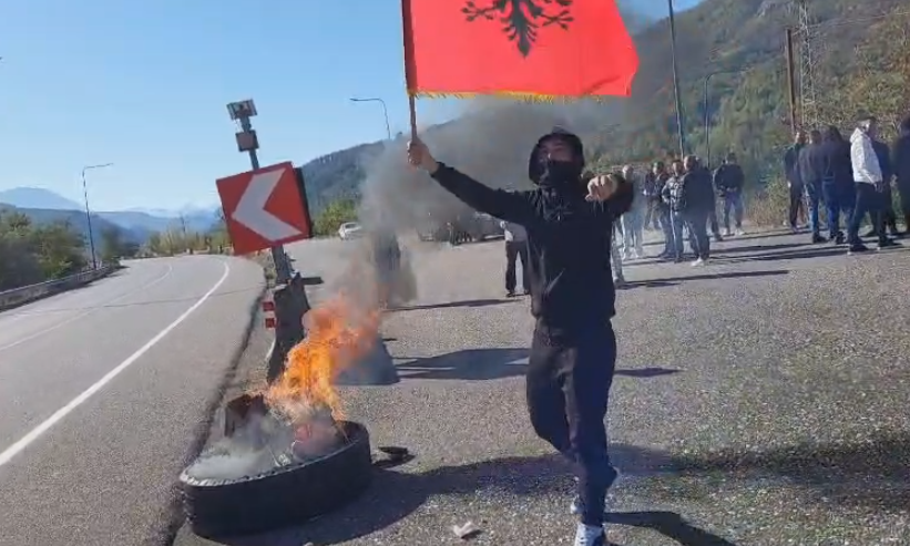 Mirditë  nxënësit bojkotojnë mësimin  djegin goma në Rrugën e Kombit