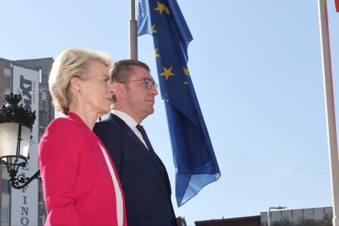 Von der Leyen ndalon në Shkup  takime me Presidentin dhe Kryeministrin e vendit