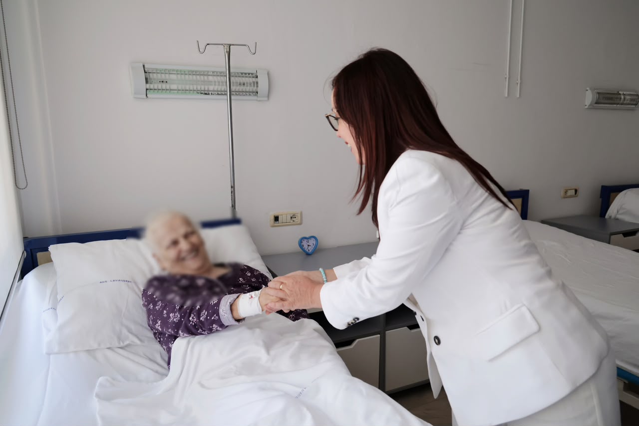 Spahiu në Spitalin Onkologjik  Udhëzues i ri për lehtësimin e procedurave për pacientët  bordet e tumorëve edhe në spitalet rajonale
