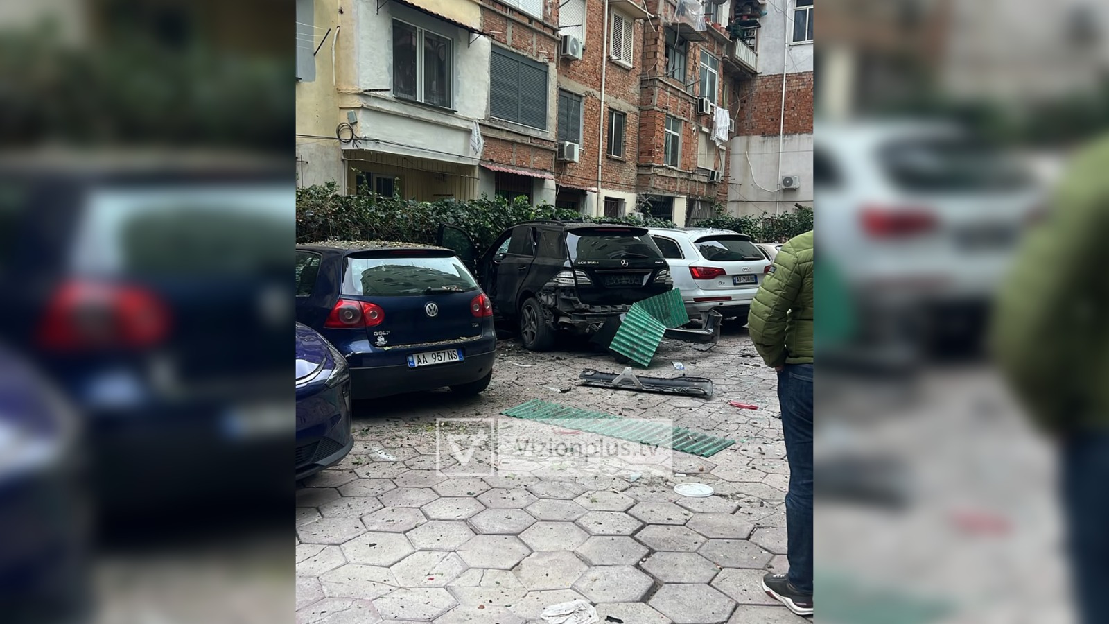 Shpërthen një automjet pranë  Myslym Shyrit  në Tiranë  policia në vendngjarje