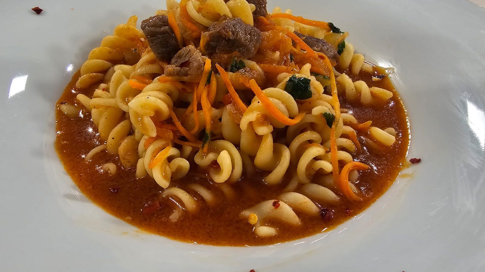 Pasta OLA fusilli me mish viçi  plot shije  Receta që do ta gatuani përsëri nga shefja e kuzhinës  Albana Mançja