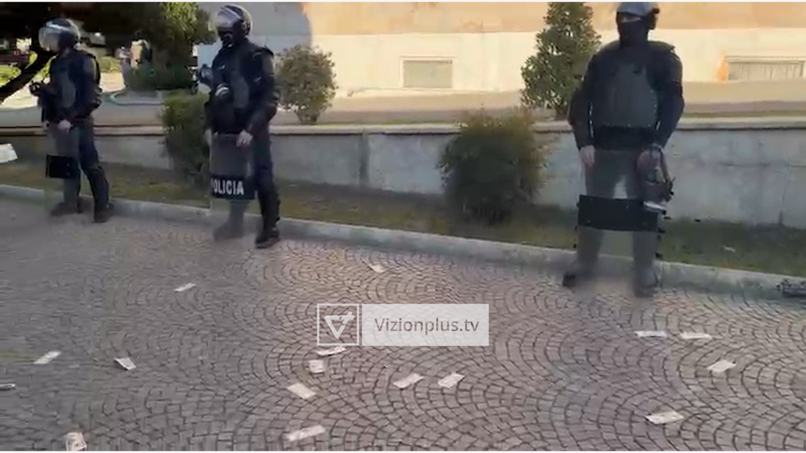  Merrni lekët se u shitët   qytetari i hedh  dollarë  policëve që qëndrojnë para Kryeministrisë