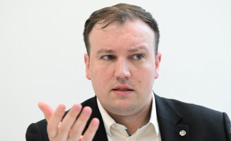 Pas dëbimit nga Mali i Zi  themeluesi i rrjetit rus Rybar mbërrin në Serbi
