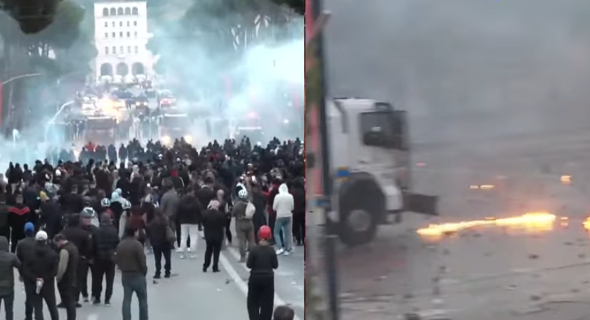 Protestuesit rikthehen me molotov  policia përgjigjet me ujë dhe gaz
