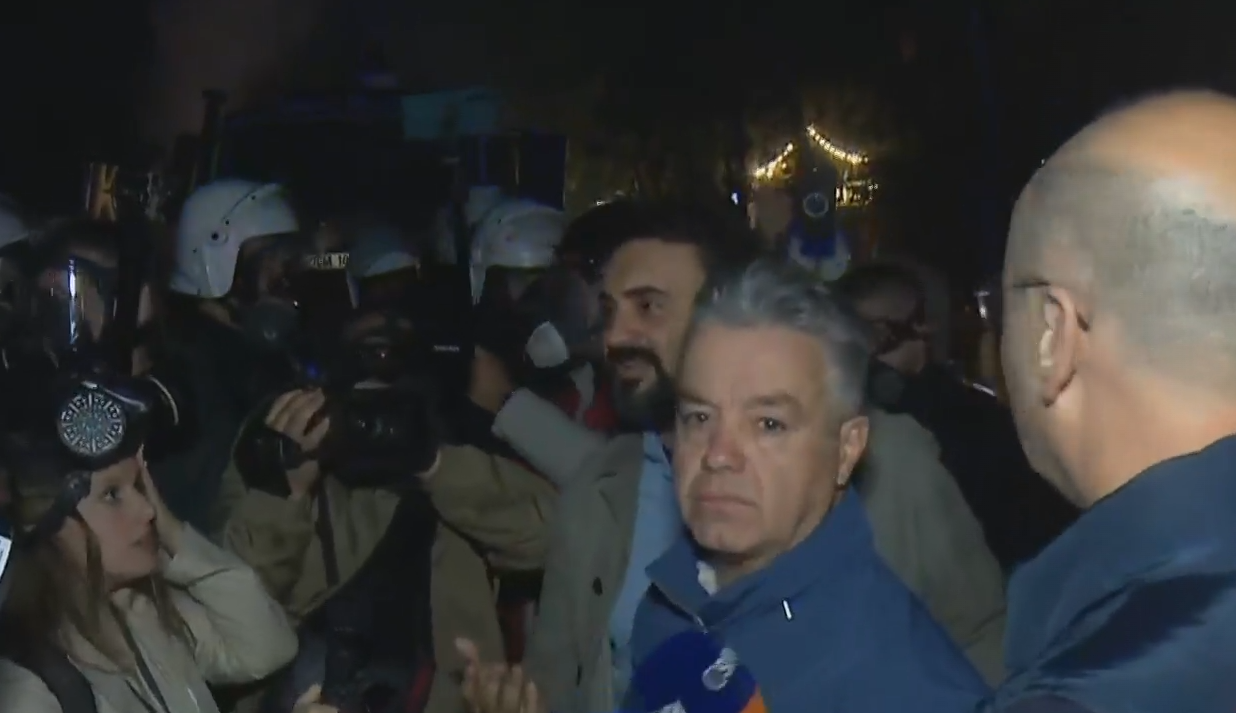 Situatë e tensionuar para selisë së PD  deputetët pretendojnë se janë helmuar me gaz nga policia