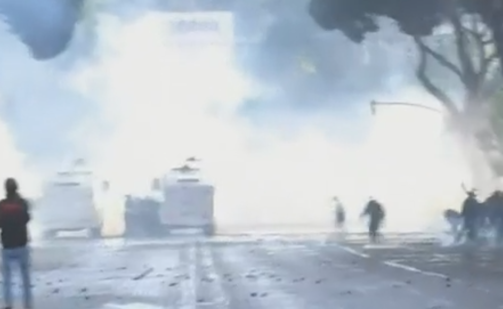 gure-molotov-gaz-dhe-uje-rikthehen-skenat-e-luftes-ne-bulevard