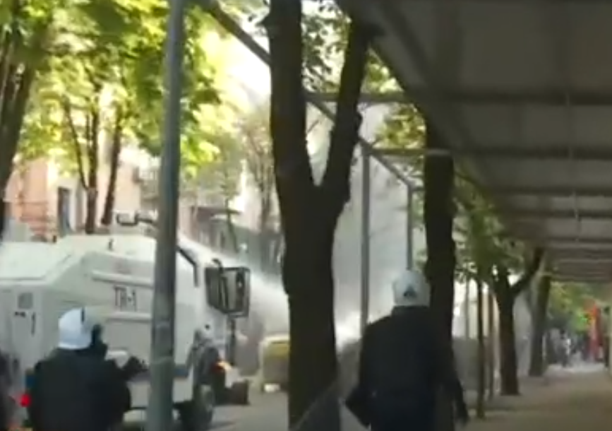 protestuesit-i-vene-flaken-kazaneve-te-mbeturinave-per-te-penguar-ndjekjen-e-policise