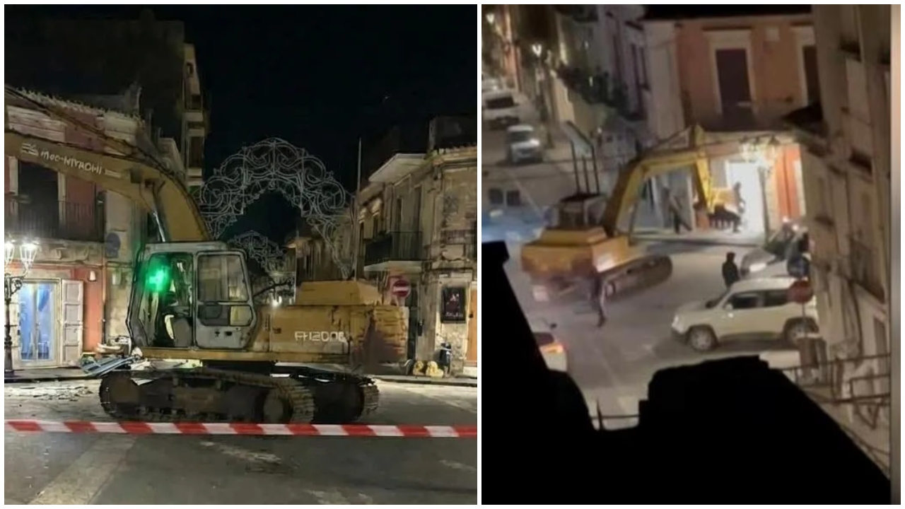 grabitje-spektakolare-ne-sicili-hajdutet-me-ekskavator-shkulin-dy-bankomate-nga-vendi-filmohet-skena-video