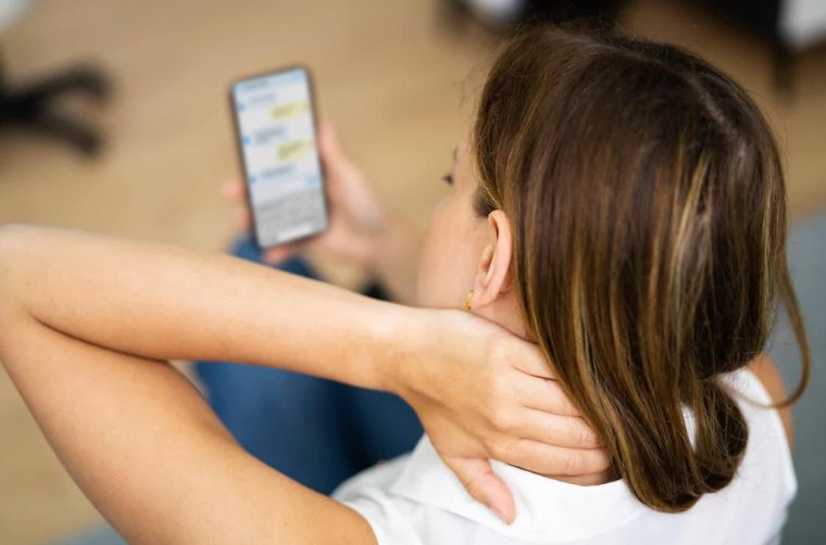 Telefoni dhe kompjuteri po ju dëmtojnë qafën  Ja 5 këshilla të thjeshta për ta parandaluar