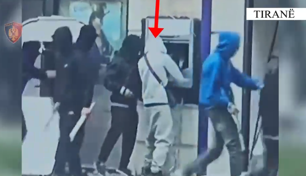 Tiranë  tentoi të vidhte në një bankomat gjatë protestës  policia identifikon dhe ndalon 15 vjeçarin
