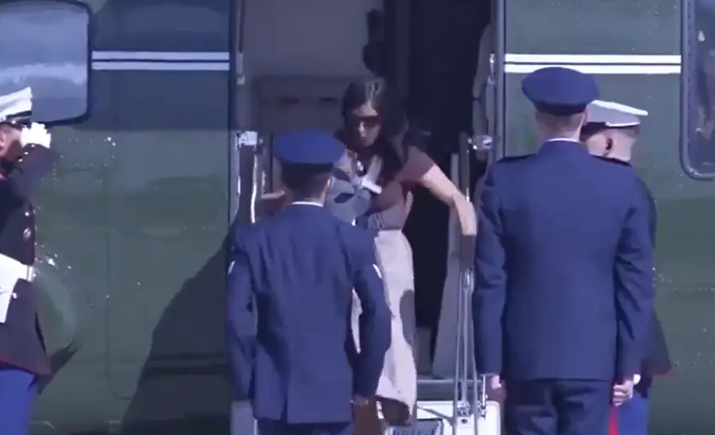 Momenti i sikletshëm për bashkëshorten e zv presidentit amerikan teksa zbret nga helikopteri  reagimi i ushtarëve bëhet viral